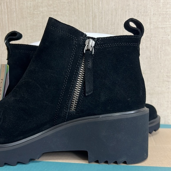 BRAND NEW IN BOX!! WOMENS TOMS MAUDE BLACK/BLACK SUEDE BOOTIES. SIZE 7.5 - Picture 4 of 10